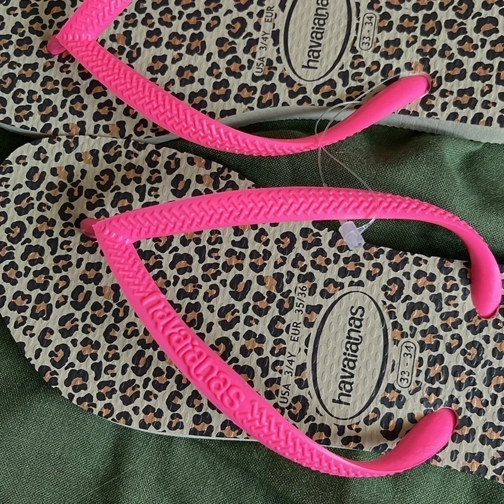 Brand New Havaianas Two Pairs Flip Flops Disney Sleeping Beauty Leopard Print